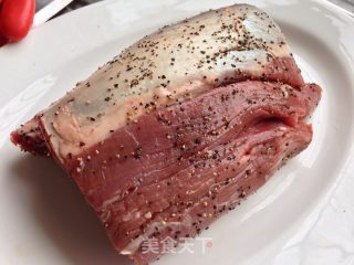 【黑椒小牛柳】配蒜蓉蘑菇汁的做法步骤：1