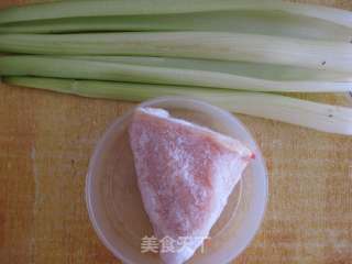 西芹炒鸡丁的做法步骤：1