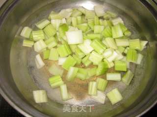 西芹炒鸡丁的做法步骤：5