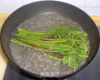 凉拌野生蕨菜的做法步骤：2