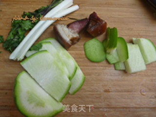 萝卜炒腊肉的做法步骤：1