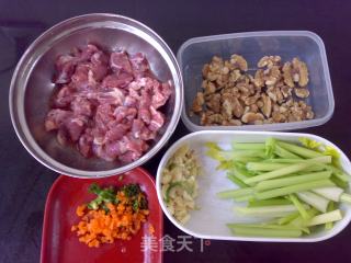 核桃芹菜炒猪面肉的做法步骤：1