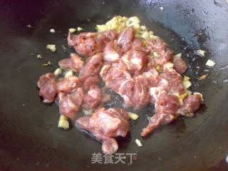 核桃芹菜炒猪面肉的做法步骤：3