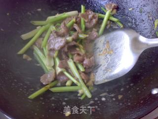 核桃芹菜炒猪面肉的做法步骤：4