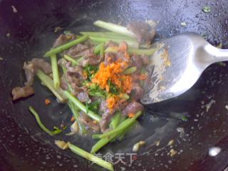 核桃芹菜炒猪面肉的做法步骤：5
