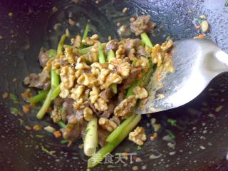 核桃芹菜炒猪面肉的做法步骤：6