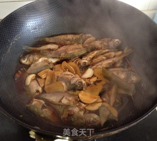 烤河鲫鱼干的做法步骤：1
