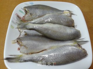 煎黄花鱼的做法步骤：1
