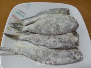 煎黄花鱼的做法步骤：2