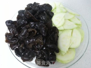 木耳角瓜小炒的做法步骤：2
