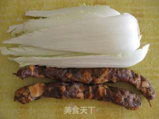 腊肠炒白菜帮的做法步骤：1