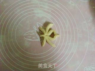 花样桃花馒头的做法步骤：11