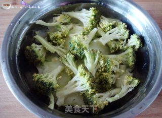清炒西兰花的做法步骤：1