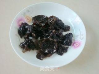 胡萝卜木耳炒荸荠的做法步骤：1