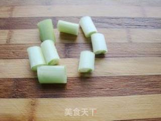 胡萝卜木耳炒荸荠的做法步骤：3