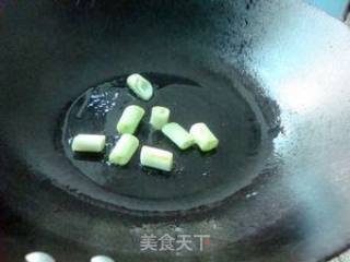胡萝卜木耳炒荸荠的做法步骤：4