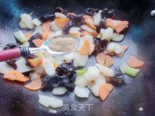 胡萝卜木耳炒荸荠的做法步骤：6