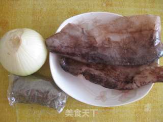 孜然洋葱炒鱿鱼的做法步骤：1
