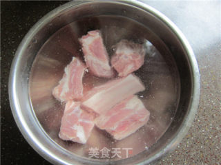 白菜粉条炖排骨的做法步骤：1