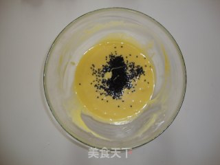 香甜柔软的黑芝麻鸡蛋卷的做法步骤：4