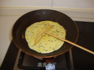 香甜柔软的黑芝麻鸡蛋卷的做法步骤：7
