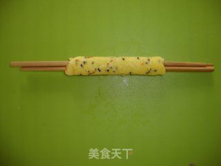 香甜柔软的黑芝麻鸡蛋卷的做法步骤：9