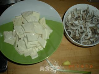 平菇炖豆腐的做法步骤：1