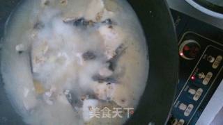 超级简单的奶色豆腐鱼汤的做法步骤：9