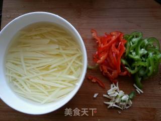 醋溜土豆丝的做法步骤：1