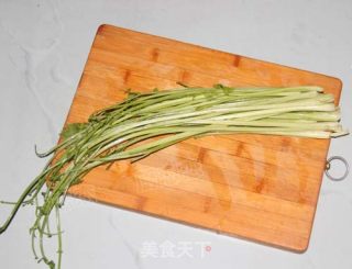 梅菜炒香芹的做法步骤：2