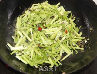 梅菜炒香芹的做法步骤：8