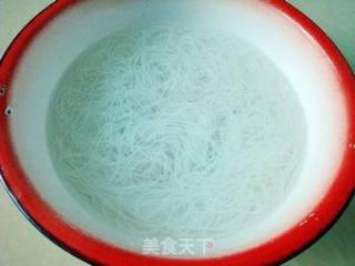 青蒜炒粉丝的做法步骤：1