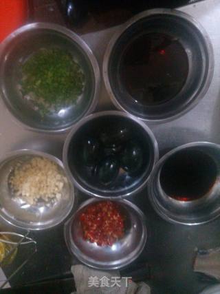 剁椒松花蛋的做法步骤：1