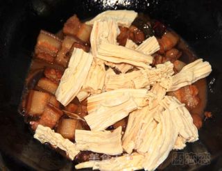 腐竹红烧肉的做法步骤：7