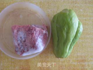 牛肉片炒佛手瓜的做法步骤：1