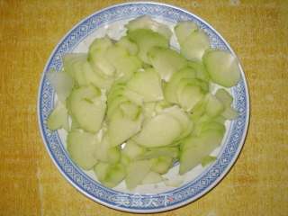 牛肉片炒佛手瓜的做法步骤：2