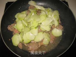 牛肉片炒佛手瓜的做法步骤：6