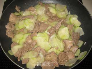牛肉片炒佛手瓜的做法步骤：7