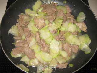 牛肉片炒佛手瓜的做法步骤：8