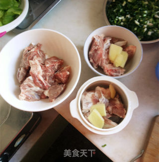 黄豆排骨汤的做法步骤：2