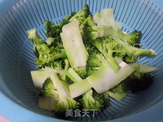 西兰花炒木耳的做法步骤：2
