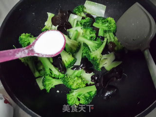 西兰花炒木耳的做法步骤：6