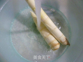 雷笋烧五花肉的做法步骤：2