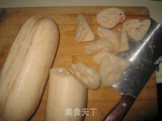 湖北襄阳过年餐桌上离不开的炖菜【莲藕炖排骨】的做法步骤：1