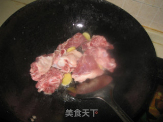 湖北襄阳过年餐桌上离不开的炖菜【莲藕炖排骨】的做法步骤：3