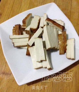 芹菜香干的做法步骤：2