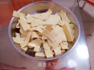大葱炒豆皮的做法步骤：3
