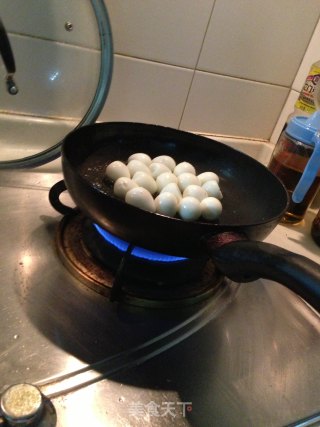 虎皮鹌鹑蛋红烧肉的做法步骤：3