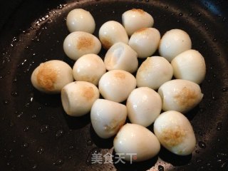虎皮鹌鹑蛋红烧肉的做法步骤：4