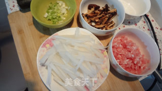 萝卜丝香菇猪肉馅饼的做法步骤：1